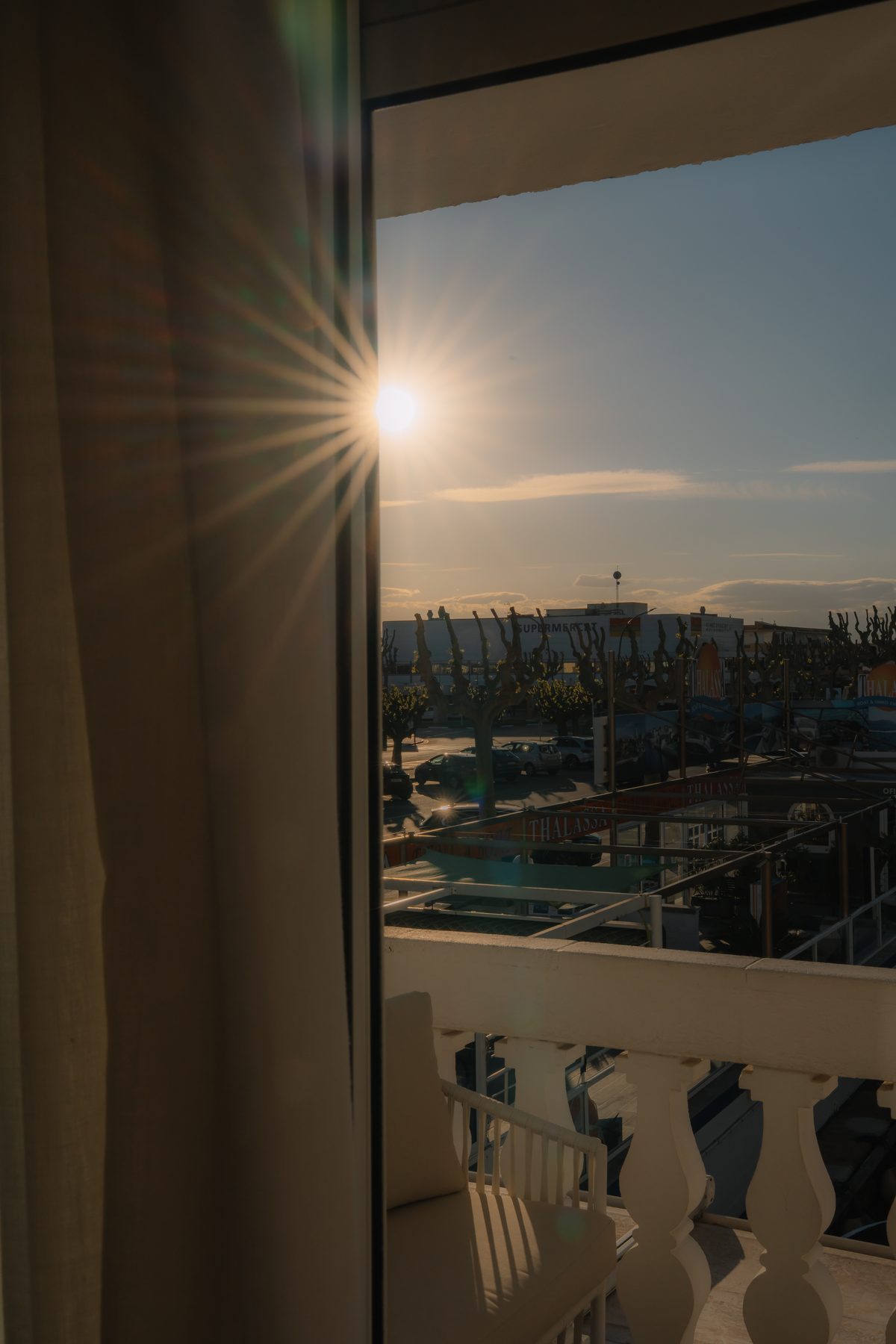 Zonsondergang door het raam