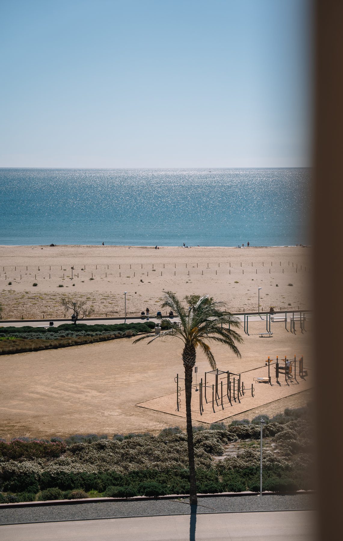 Het strand van bovenaf gezien