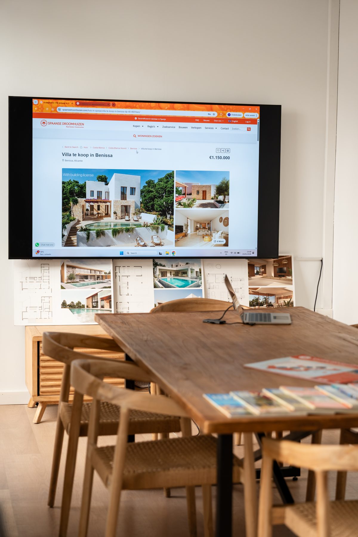 Overlegruimte met houten tafel