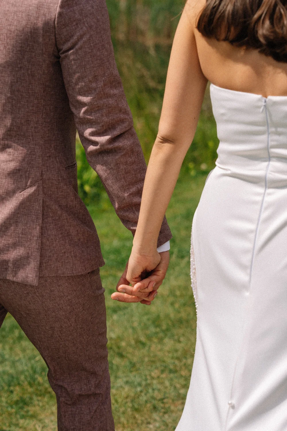 Bruid en bruidegom hand in hand